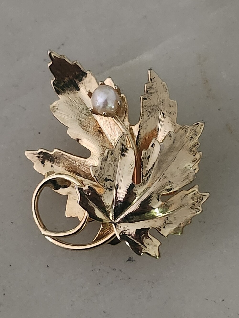 Elegent Gold Tone Leaf Faux Pearl Brooch